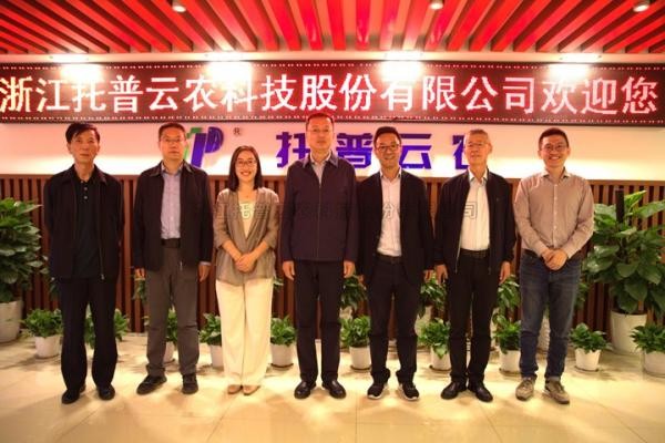 内蒙古自治区农牧业技术推广中心主任胡有林一行赴浙江托普云农科技股份有限公司考察调研
