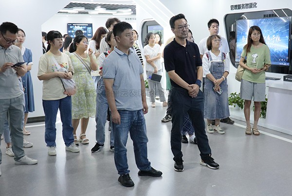 中国农科院茶叶研究所所长助理、科技处处长姚明哲一行赴浙江托普云农科技股份有限公司参观调研