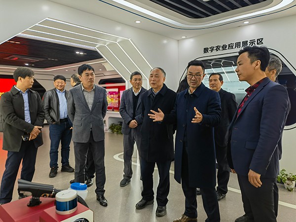 浙江大学校友总会乡村振兴分会会长一行莅临浙江托普云农科技股份有限公司调研指导